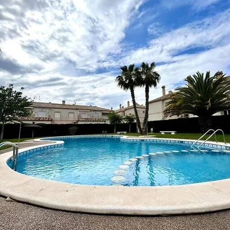 Appartamento Sunny & Cozy Bungalow With Pool Torrevieja